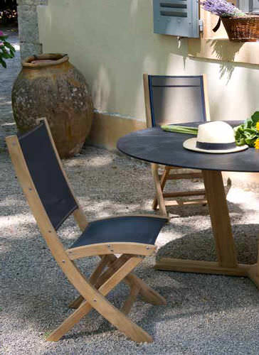 Sedia da giardino contemporanea - TEKURA - LES JARDINS - in noce / pieghevole / per uso residenziale