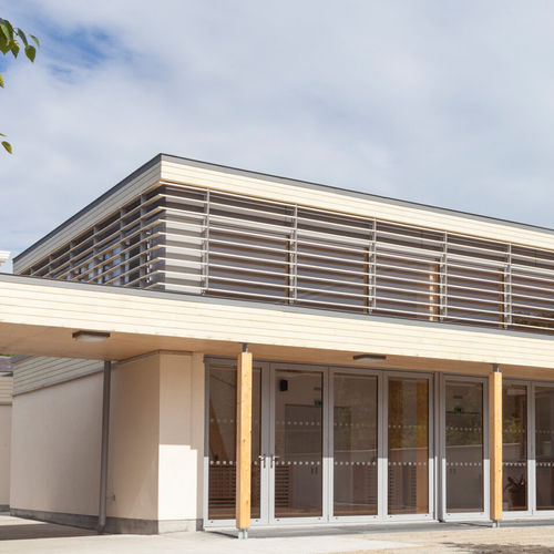 Frangisole in legno - VISITOR CENTRE - Accsys Technologies - per facciata / per finestra / orizzontale