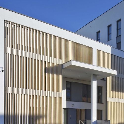 Frangisole in legno - POLICE STATION, MOLENBEEK BELGIUM - Accsys Technologies - per facciata / verticale / fisso