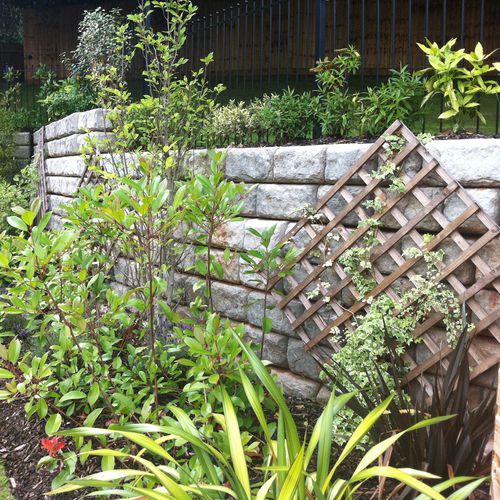 Blocco di calcestruzzo pieno - REDI-ROCK™ LANDSCAPING - CPM Group Ltd  - per recinzione di giardino / per muro / per muro di contenimento