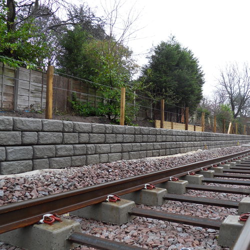 Muro di contenimento in calcestruzzo - REDI-ROCK™ - CPM Group Ltd  - modulare / per trasporti ferroviari / finitura pietra