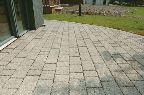 Pavé in calcestruzzo - MISTRAL PRIORA - Marshalls plc  - drenante