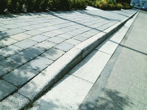 Bordura per marciapiede - Marshalls plc  - in calcestruzzo / lineare
