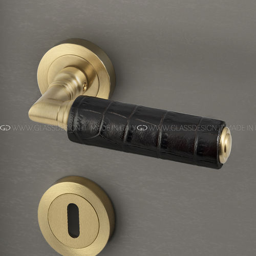 Maniglia per porta - Kikka  - GLASS DESIGN Srl - in ottone / in pelle / contemporanea