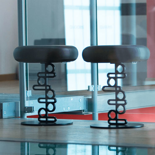 Sgabello contemporaneo - Ken  - Quodes - in pelle / con supporto in metallo / con base centrale