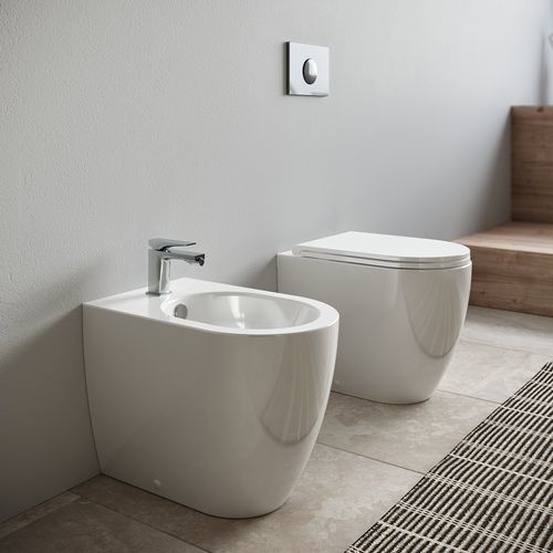 WC filomuro - TOUR - HIDRA - in ceramica / per uso residenziale / allungato