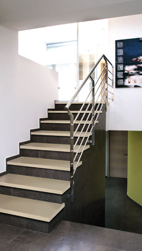 Scala dritta - GRADONE MONOLITICO - NUOVA CERAMICA CASA - con gradini in ceramica / contemporanea / con alzata