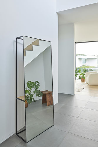Specchio da terra - Chassis XL - DEKNUDT MIRRORS  - contemporaneo / rettangolare / in metallo