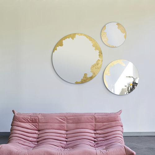 Specchio a muro - Ornato M - DEKNUDT MIRRORS  - contemporaneo / rotondo / dorato