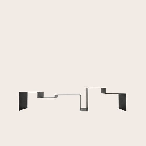 Tavolino basso design originale - SCULPTURE - NADA DEBS - in noce americano / in acciaio / con supporto in acciaio