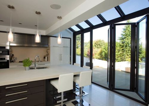 Vetrata scorrevole impilabile - KITCHEN EXTENSIONS - Apropos Tectonic Limited - in alluminio / a doppi vetri