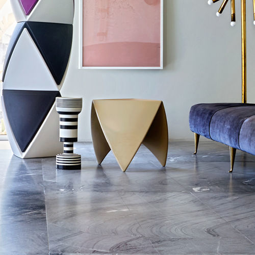 Tavolo d'appoggio contemporaneo - MR. LEM - Myyour - in polietilene / con base in polietilene / triangolare