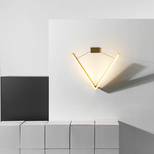 Applique contemporanea - V - Resident - da interno / in ottone / triangolare