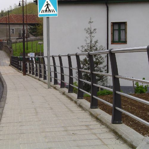Ringhiera in ghisa - BLEND - Urbes 21 - a sbarre / in lamiera forata / da esterno
