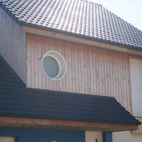 Rivestimento di facciata a doghe - GIPEN - in legno / dipinto / verticale