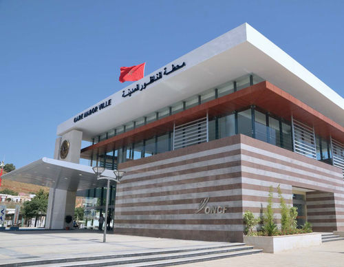 Rivestimento di facciata in pannelli - GARE DE NADOR - Jet contractors - in composito / liscio