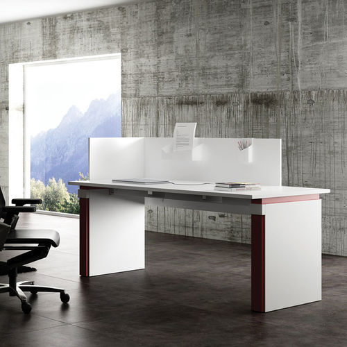 Scrivania da terra - UP - FAMO - contemporanea / in legno / dritta