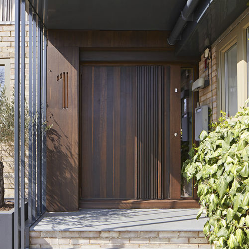Porta d'ingresso - BARI  - Urban Front - in legno di latifoglie / a bilico con asse laterale / contemporanea