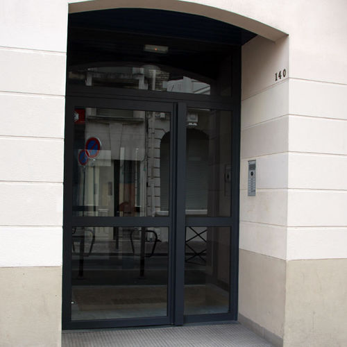Porta d'ingresso - SMF Services - in acciaio / battente / vetrata