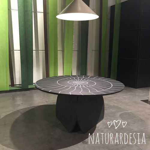 Tavolo contemporaneo - CHIMERA - MAP Slate Srl - in ardesia / con supporto in pietra naturale / rotondo