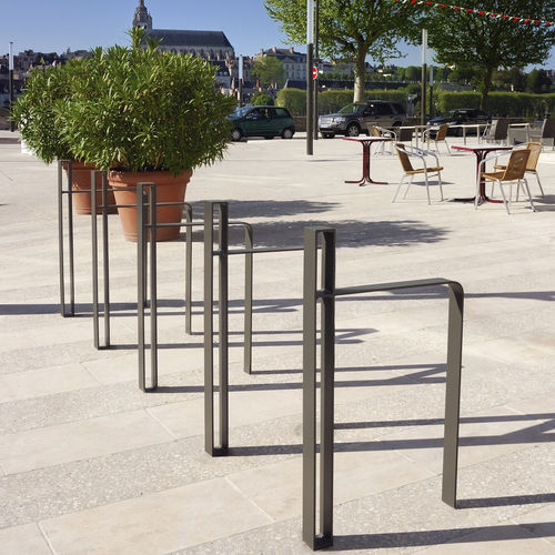 Poggia-biciclette a pavimento - LIGER - Design espaces - per spazio pubblico / in acciaio termolaccato / professionale