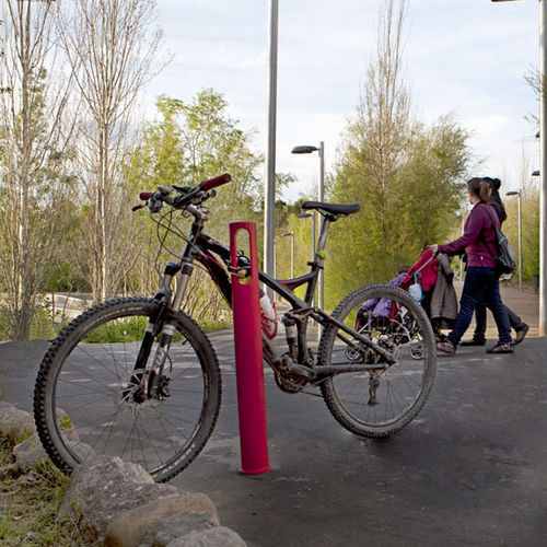 Rastrelliera per biciclette a pavimento - BABYK - Sabacaucho - con sistema di sicurezza / verticale / per spazi pubblici
