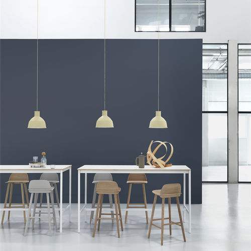 Tavolo alto design scandinavo - BASE - Muuto - in legno / con supporto in metallo / rettangolare