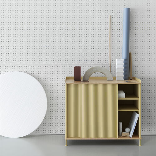 Credenza contemporanea - ENFOLD - Muuto - in rovere / in acciaio laccato / con porta scorrevole