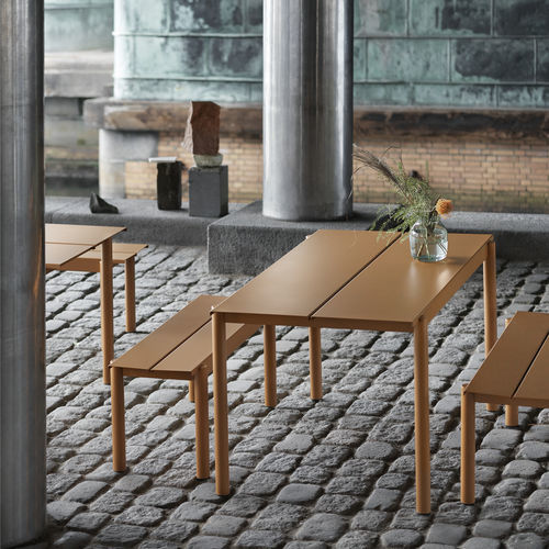 Set tavolo e panca classico - LINEAR - Muuto - in acciaio / in acciaio con rivestimento a polvere / da giardino