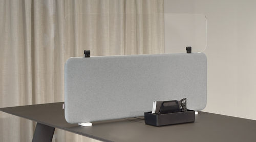 Divisorio per ufficio su scrivania - SOFTLINE MOBILE - ABSTRACTA - in MDF / grigio / arancione