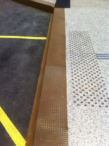 Bordura in acciaio COR-TEN® - EDGING QUAI BUS - FREPAT URBAN EQUIPMENT - in cemento armato / di fermate d'autobus / rettangolare