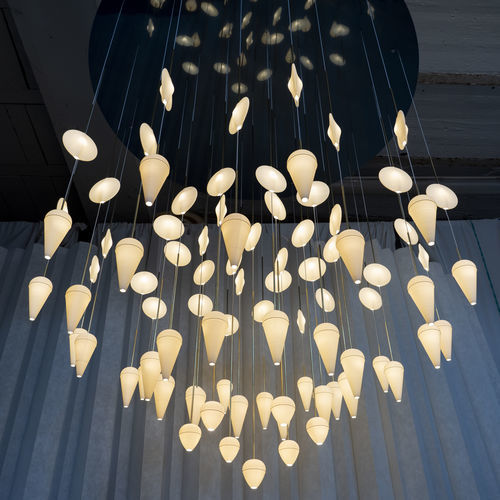 Lampadario contemporaneo - SOTO - Octavio Amado - in ottone / in porcellana di Limoges / contract