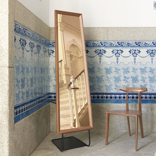 Specchio da terra - HIDE & SEEK - Wewood - Portuguese Joinery - contemporaneo / rettangolare / in legno massiccio