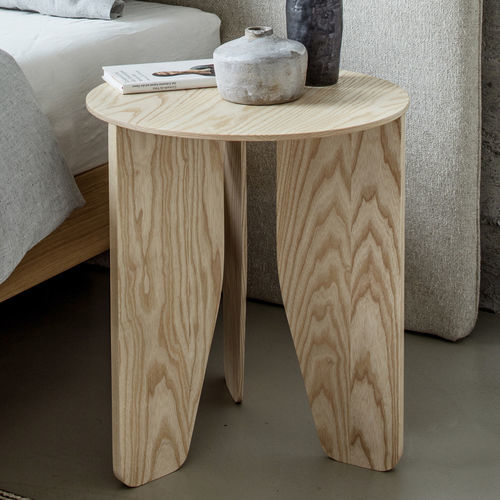 Tavolo d'appoggio contemporaneo - CUT  - more - in legno massiccio / con supporto in legno massiccio / rotondo