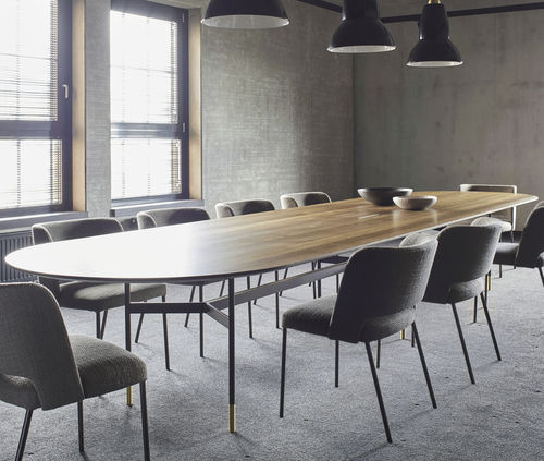 Tavolo da conferenza contemporaneo - HARRI XXL - more - impiallacciato in legno / in legno massiccio / con supporto in acciaio termolaccato