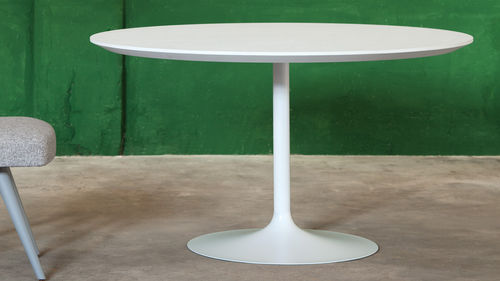 Tavolo da pranzo contemporaneo - TULIP - RICCARDO RIVOLI Design - in legno laccato / rotondo / per uso residenziale