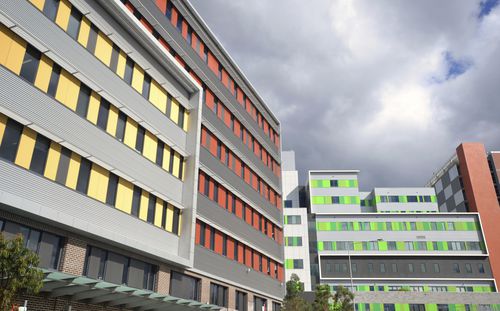 Rivestimento di facciata in pannelli - ROYAL NORTH SHORE HOSPITAL - Vitragroup - in fibrocemento / con scanalature