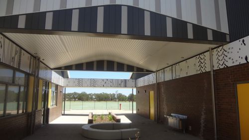 Rivestimento di facciata in pannelli - BYFORD HIGH SCHOOL - Vitragroup - in fibrocemento / liscio
