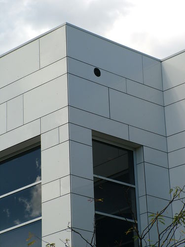 Rivestimento di facciata in pannelli - PENRITH PLAZA SHOWING  - Vitragroup - in fibrocemento / lucido
