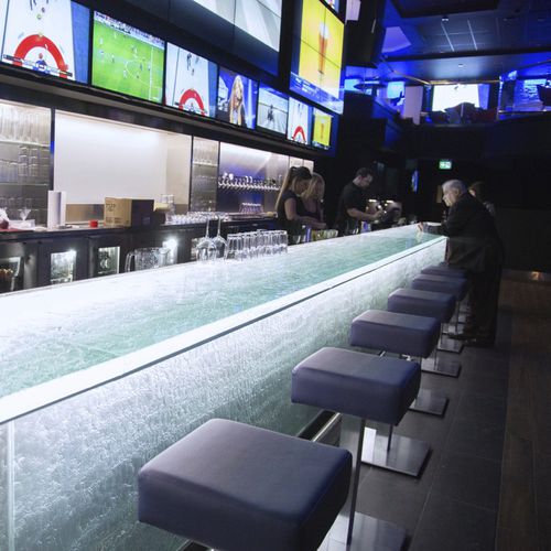 Bancone luminoso - HFX SPORTS BAR &amp; GRIL - ThinkGlass - da bar / in vetro / dritto