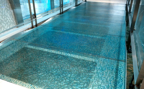 Pavimento sopraelevato in vetro - WALKING ON WATER - ThinkGlass - ad alta resistenza / antiscivolo / antibatterico