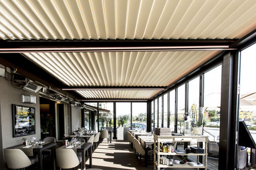 Pergola addossata - SOLISYSTEME - in alluminio / a lamelle orientabili / su misura