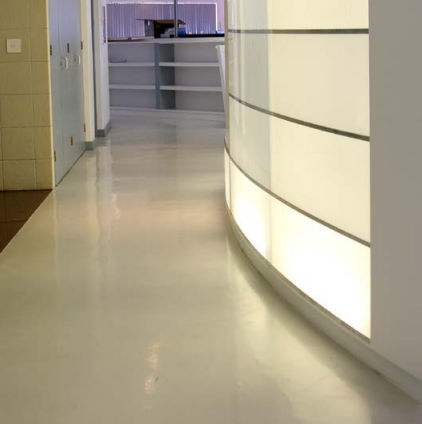Pavimento rivestito con vernice poliuretanica - FLOWSHIELD COMFORT  - Tremco CPG Iberia & Italy - Flooring - da interno / per gradini / per il settore terziario