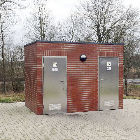 Toilette pubblica in legno - HERING Sanikonzept GmbH - in calcestruzzo / in metallo / doppia