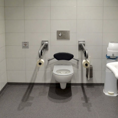 WC filomuro - HERING Sanikonzept GmbH - in ceramica / per bagno pubblico / rotondo
