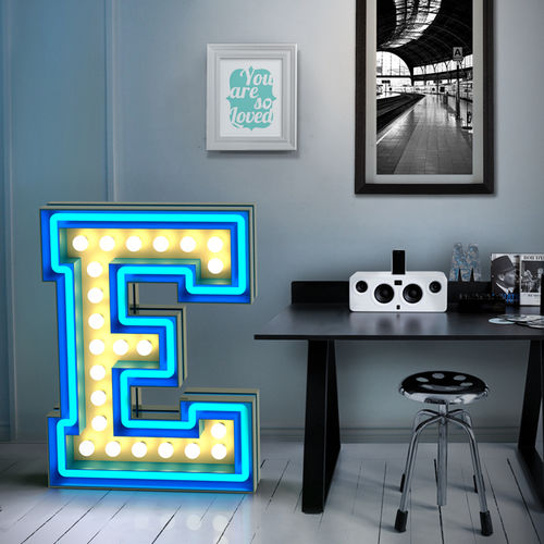 Lampada da terra - LETTER E - DelightFULL - in alluminio / design originale / con cavo