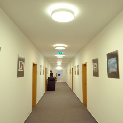 Plafoniera contemporanea - RUNDO : 19-252K-10GHE/840, E - Halla - rotonda / in alluminio / LED