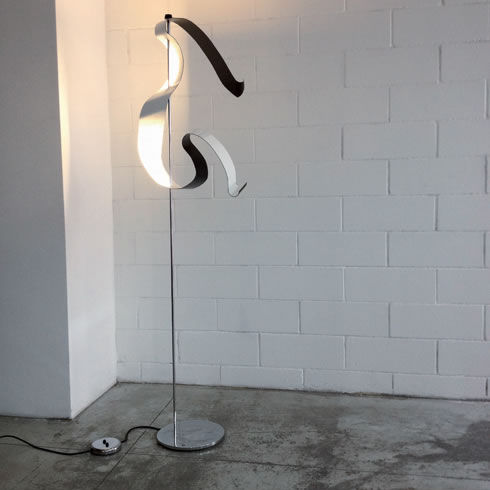 Lampada da terra - CURVE - Knikerboker - in alluminio / in acciaio / design originale