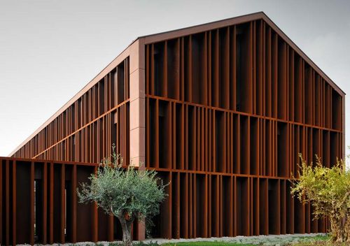 Rivestimento di facciata a doghe - HOTEL CASALGRANDE - Stahlbau Pichler - in metallo / patinato