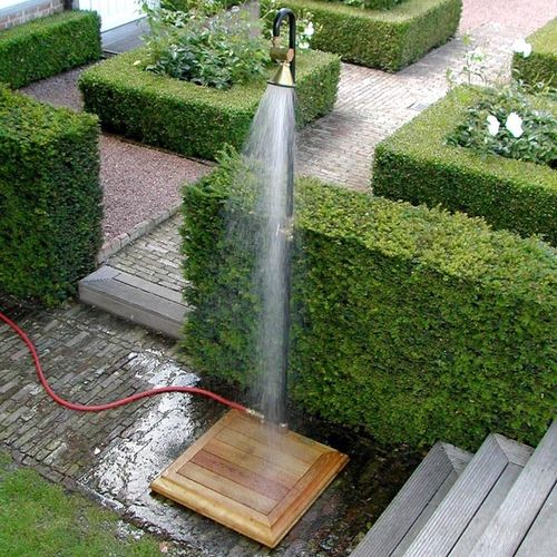 Doccia da giardino per piscina - SHOW'R - TRADEWINDS atelier - in ferro galvanizzato / in ottone / in legno